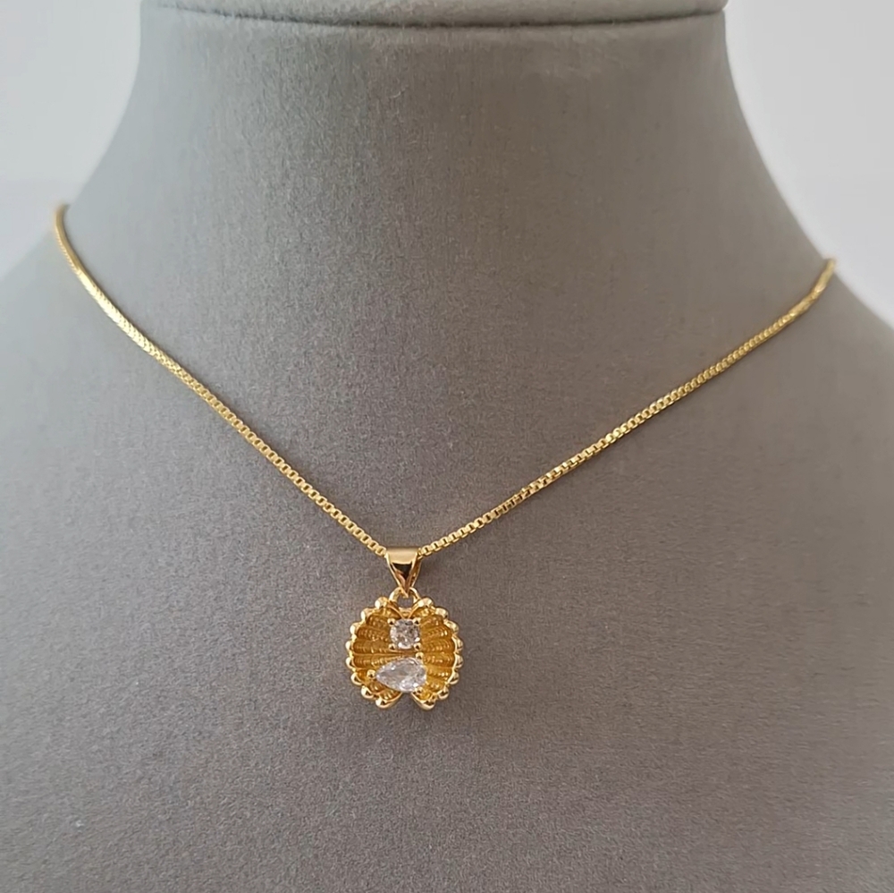 Diamond seashell pendant Necklace